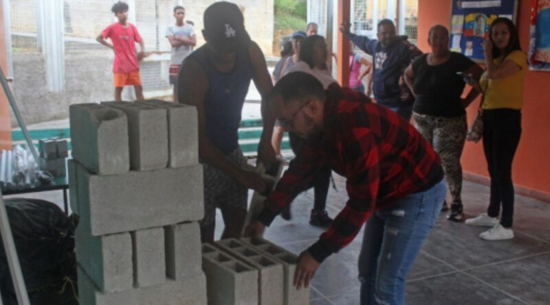 Alcaldía de Puerto Cabello entregó materiales de construcción para la rehabilitación de la U.E. Miquija