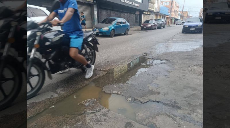 Aguas Negras en el centro de Puerto Cabello preocupan a transeúntes