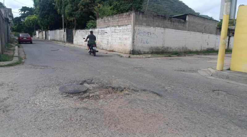 Residentes de El Milagro en Puerto Cabello solicitan un plan de asfaltado