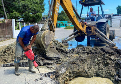 Ejecutan trabajos de reparación en tubería matriz del sector Guanabanillo de Juan José Mora