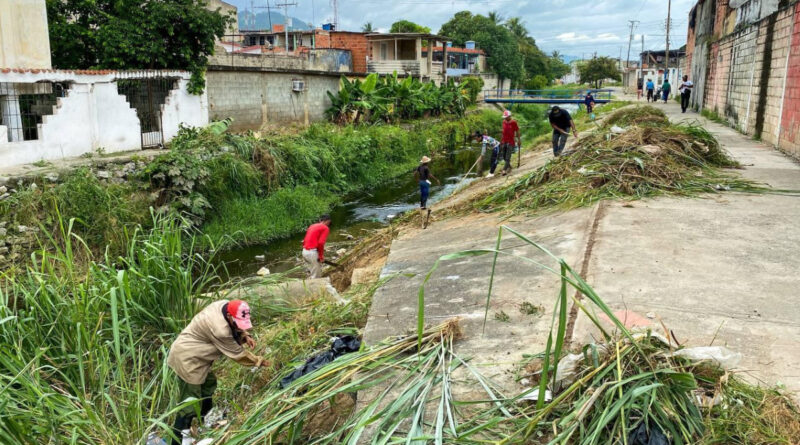 Continúa limpieza de canales de desagüe en Morón y Urama
