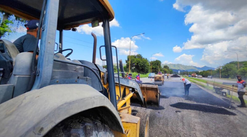 Carabobo | Aplican más de 400 toneladas de asfalto en tramos estratégicos de autopistas