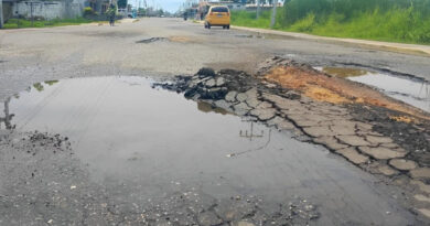 Tucacas | Tránsito vehicular vive penurias al usar Av. Chávez c/ Par Vial tras huecos en el pavimento (+Imágenes)