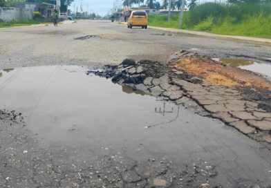 Tucacas | Tránsito vehicular vive penurias al usar Av. Chávez c/ Par Vial tras huecos en el pavimento (+Imágenes)
