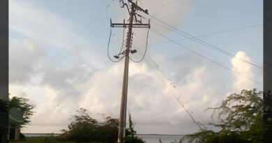 Falcón | Habitantes denuncian poste de Corpoelec a punto del colapso en Morrocoy