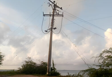 Falcón | Habitantes denuncian poste de Corpoelec a punto del colapso en Morrocoy