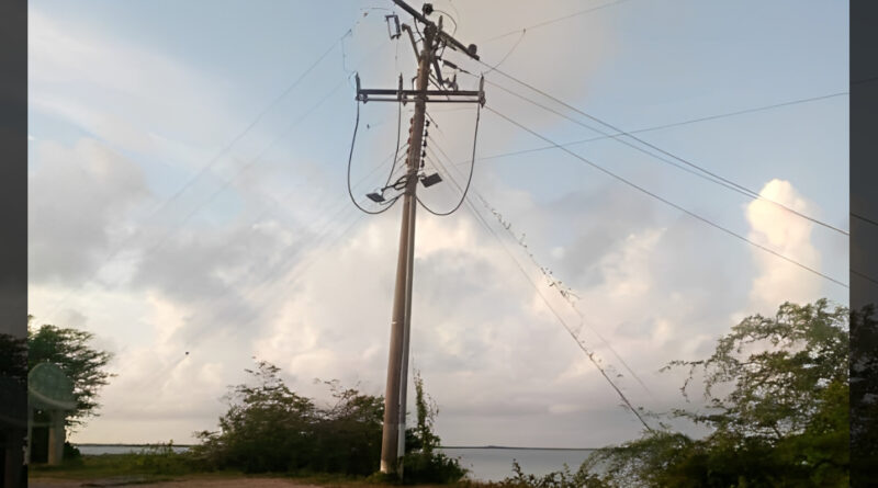 Falcón | Habitantes denuncian poste de Corpoelec a punto del colapso en Morrocoy