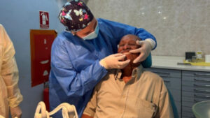 Adultos mayores beneficiados con instalación de prótesis dentales por Misión Sonrisa en Carabobo