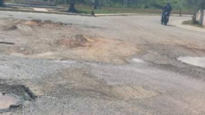 Falcón | Usuarios solicitan reparación de la avenida Hugo Chávez en Tucacas