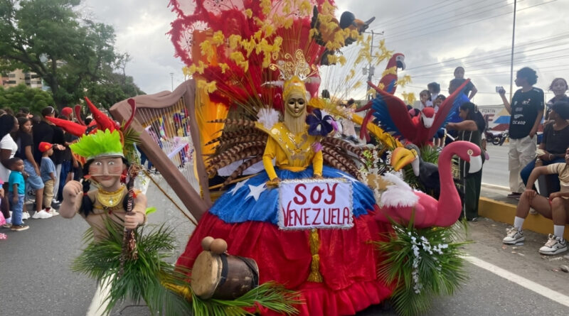 Más de 40 carrozas y comparsas desfilaron en Puerto Cabello