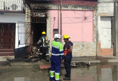 Rápida intervención de Bomberos evitó que incendio de vivienda se propagara en Puerto Cabello