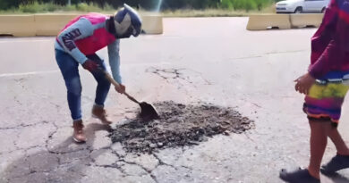 Falcón | Usuarios del par vial tapan huecos en Tucacas