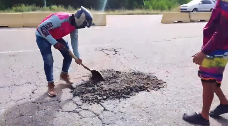 Falcón | Usuarios del par vial tapan huecos en Tucacas